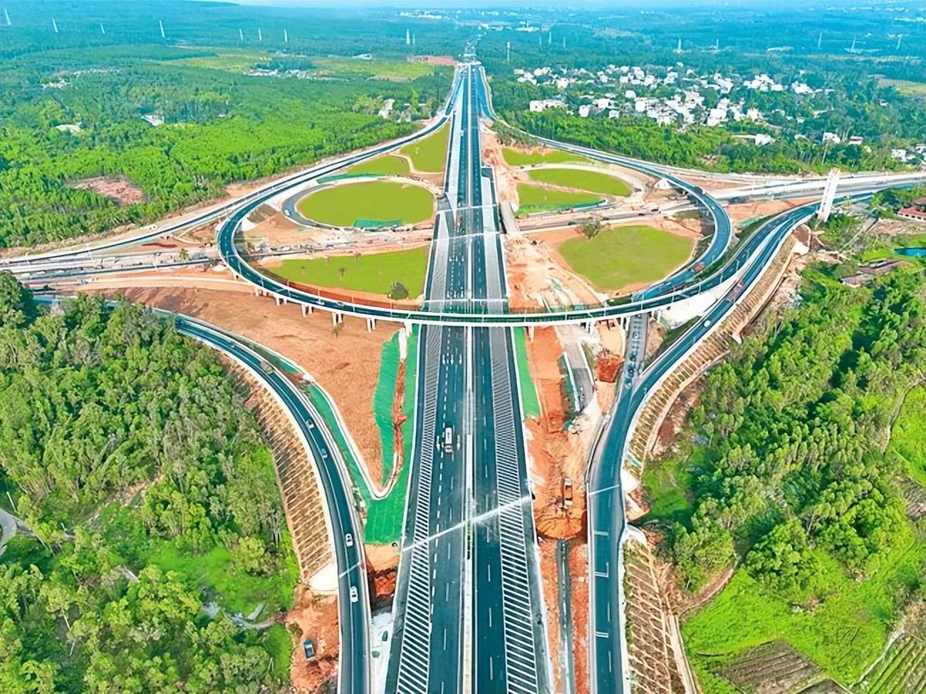 海南G98环岛高速公路洋浦互通立交改造工程主线通车——助力自贸港交通升级