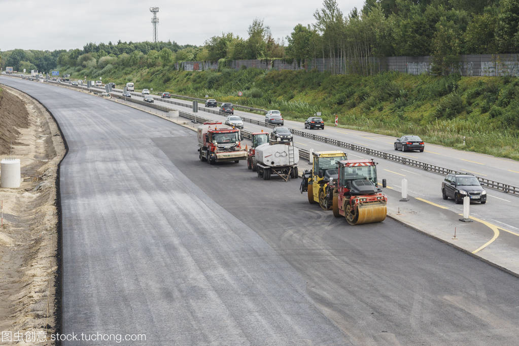 德国Quickborn的A7公路筑路工程 现代化辊压实机技术的应用与公路建设